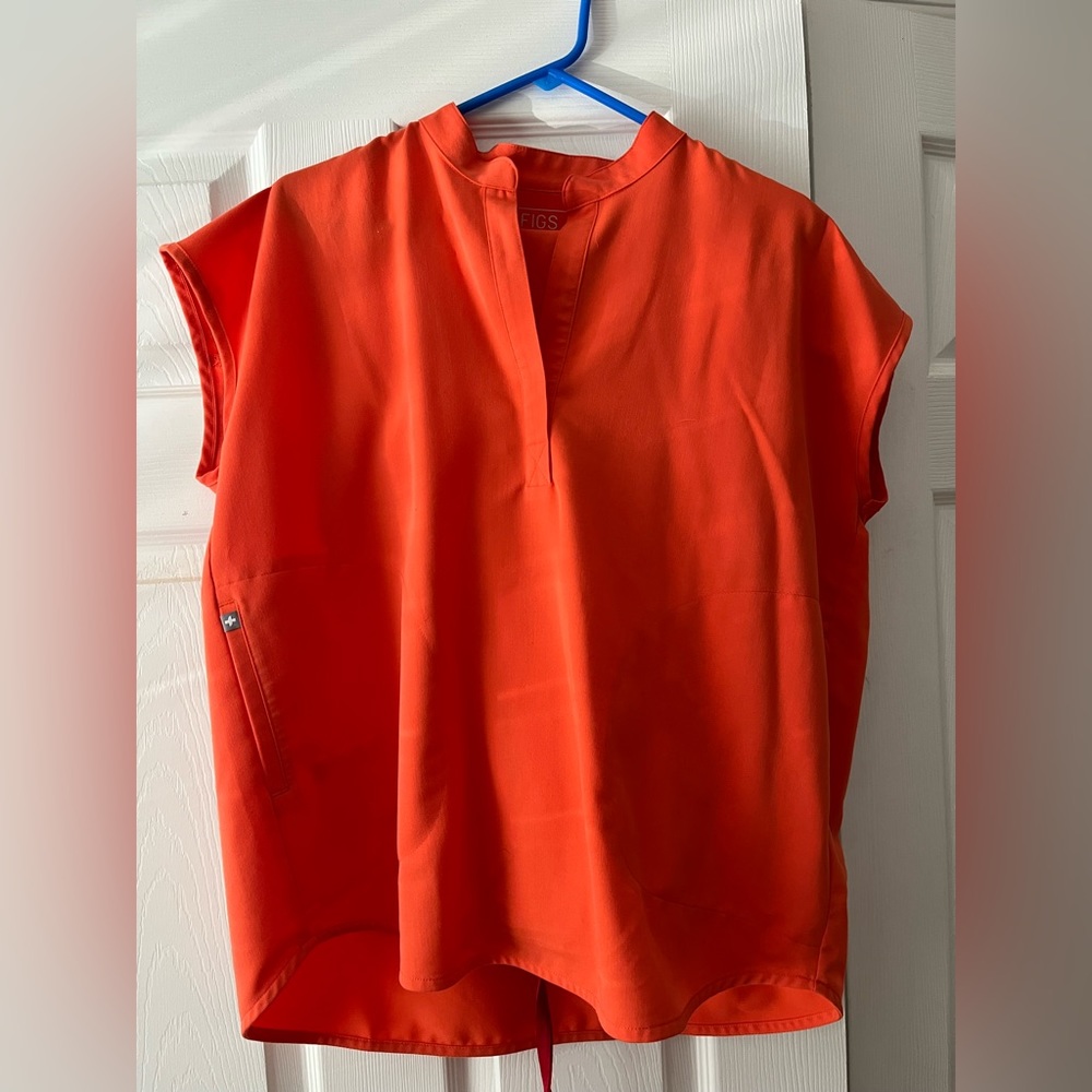 Figs SET of medium scrubs in sunset orange.